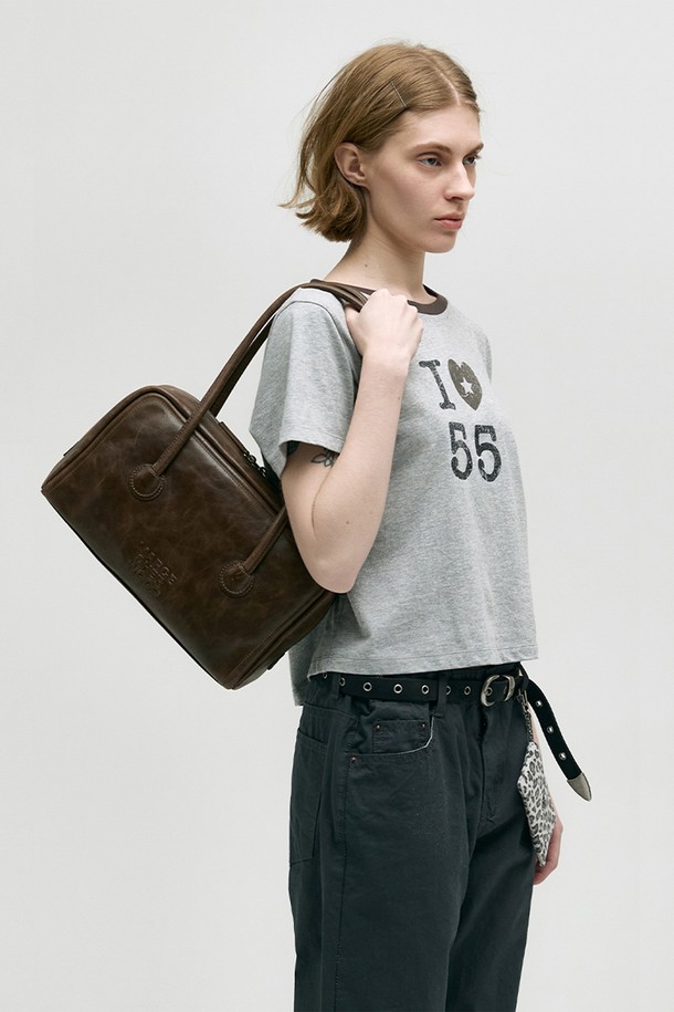 SOFT BOSTON_워시드 브라운 풀업은 부드러운 소가죽 소재의 미디엄 사이즈 보스턴백입니다. 빈티지 스타일의 브라운 컬러와 로고 엠보싱 디자인이 특징이며, 내부 지퍼 포켓과 슬립 포켓으로 실용성을 더했습니다. 여행룩, 모임룩, 가을 나들이룩과 같은 TPO에 어울리며, 클래식, 미니멀, 레트로 스타일을 연출하기 좋습니다. 베지터블 태닝 풀업 가죽의 자연스러운 질감과 소프트한 구조, 고정형 핸들이 편안함을 선사합니다. 접히거나 긁힐 때 밝은 색상이 드러나 빈티지한 멋을 더하며, 코너와 핸들 부분의 자연스러운 마모는 멋스러운 분위기를 연출합니다.
