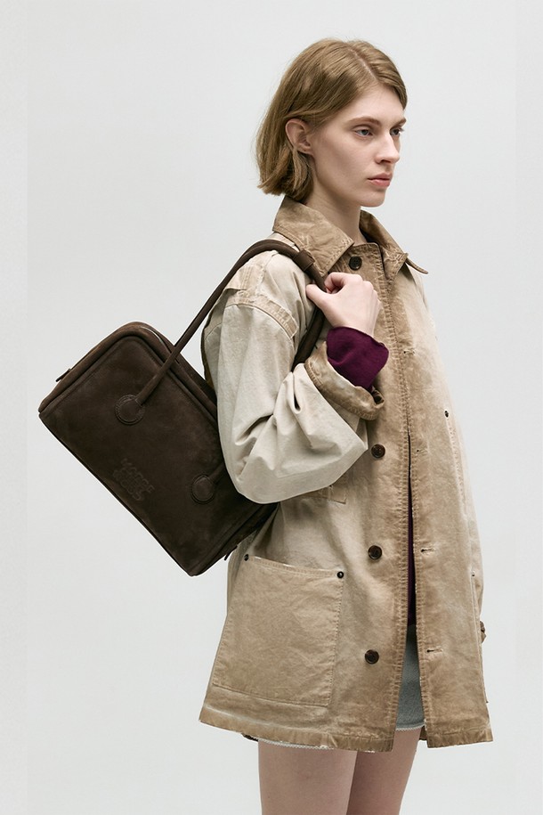 소프트 보스턴_허쉬 누벅 가방은 여성용 미디엄 사이즈 보스턴백입니다. 은은한 허쉬 누벅 컬러의 소가죽 소재에 로고 엠보싱으로 포인트를 주어 클래식, 미니멀, 시크 스타일을 연출합니다. 부드러운 구조감과 고정형 핸들, 내부 지퍼 및 슬립 포켓, 브랜드 라이닝, 그리고 더스트백을 포함하여 실용성을 높였습니다. 지퍼형 잠금 방식으로 소지품을 안전하게 보관하며, 여행룩과 출근룩에 모두 잘 어울립니다. 수분과 열에 약하며, 가죽 특성상 이염 가능성이 있으니 주의하여 사용하십시오.
