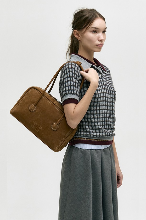 소프트 보스턴_체스트넛(chestnut) 누벅은 부드러운 소가죽 누벅 소재의 미디엄 사이즈 여성 보스턴백입니다. 사각 쉐입에 체스트넛 컬러, 무지 패턴으로 클래식, 미니멀, 시크한 스타일을 연출합니다. 가방 전면에 로고 엠보싱 디테일이 있으며, 내부에는 지퍼 포켓 1개와 슬림 포켓 1개가 있어 실용적입니다. 고정형 손잡이 스트랩으로 편안하게 들 수 있으며, 사계절 내내 데이트룩, 쇼핑룩, 오피스룩에 매치하기 좋습니다. 32cm x 18cm x 11cm 크기이며, 더스트백이 포함되어 있습니다.
