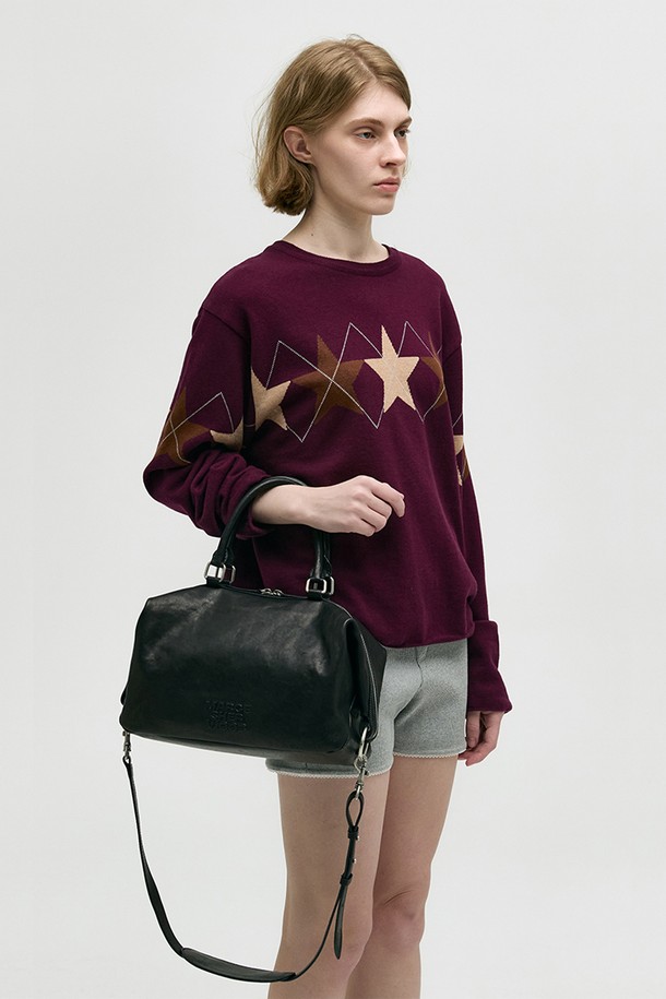 **덤플링 토트_블랙 워시드 나파**는 부드러운 워싱 가공으로 빈티지한 감성을 더한 여성 토트백입니다. 미디엄 사이즈의 사각 쉐입에 블랙 컬러, 양가죽과 나파가죽 소재로 제작되어 고급스러운 분위기를 자아냅니다. 핸들 스트랩 일체형 디자인과 탈부착 가능한 스트랩으로 다양한 스타일 연출이 가능하며, 내부 지퍼 포켓과 슬립 포켓이 있어 실용성을 높였습니다. 엠보스 로고 디테일이 돋보이며, 클래식과 캐주얼 스타일 모두 소화 가능한 데일리 백입니다.
