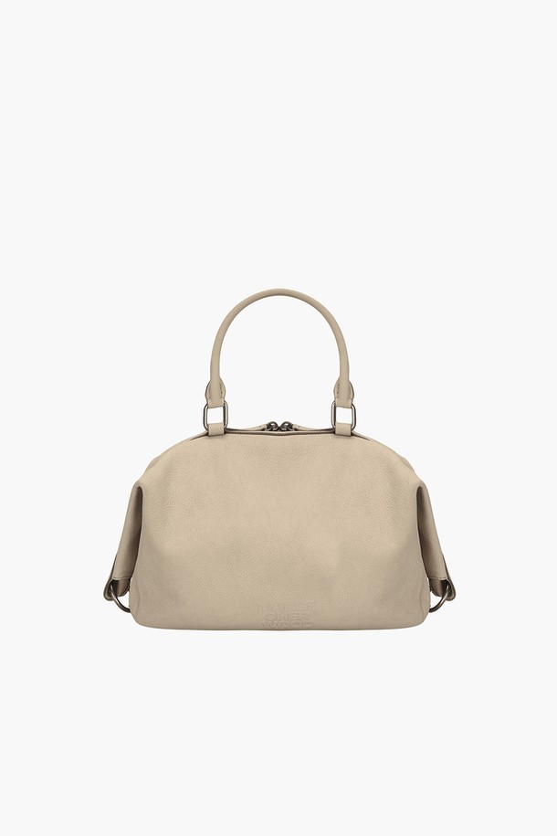 DUMPLING TOTE(덤플링 토트) _ 누드 누벅은 여성용 미디엄 사이즈 토트백입니다. 부드러운 누벅 소가죽 소재에 덤플링 형태와 지퍼형 잠금 방식으로 디자인되었으며, 누드 컬러의 무지 가방입니다. 링 장식과 로고 디자인이 돋보이며, 탈부착 스트랩, 내부 지퍼 포켓, 슬립 포켓 등의 실용적인 기능성을 갖추었습니다. 사계절 내내, 일상, 캐주얼, 포멀, 오피스룩 등 다양한 TPO에 활용 가능하며, 클래식, 미니멀, 캐주얼 스타일을 연출할 수 있습니다. 더스트백이 포함되어 있으며, 천연 가죽 특유의 결, 주름, 반점이 있을 수 있습니다.
