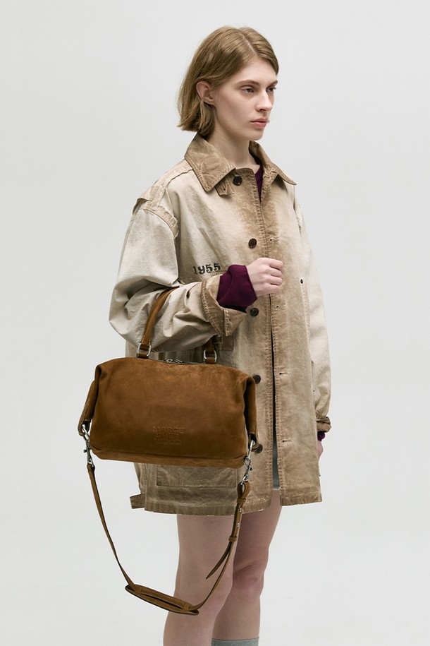 **덤플링 토트 (체스트넛 누벅)**

부드러운 질감과 자연스러운 가죽 무늬가 돋보이는 여성용 미디엄 사이즈 토트백입니다. 체스트넛 컬러의 소가죽 누벅 소재로 제작되었으며, 사각 쉐입에 로고 엠보싱 디자인이 특징입니다. 내부 포켓과 탈부착 가능한 스트랩이 있어 실용적이며, 지퍼형 잠금 방식으로 내용물을 안전하게 보관할 수 있습니다. 오피스룩, 출근룩, 모임룩 등 다양한 TPO에 클래식, 미니멀, 시크한 스타일을 연출하기 좋습니다. 더스트백이 포함되어 있으며, 수분과 열에 약하고 코너 및 핸들 부분에 자연스러운 마모가 발생할 수 있습니다.
