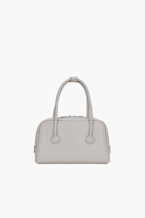 ***
세련된 무드의 SOFT 토트백_라이트 그레이 플레인 (SOFT TOTE_light grey plain)입니다. 부드러운 소가죽 소재의 미디엄 사이즈 토트백으로, 여성 고객을 위한 클래식, 미니멀, 시크 스타일을 연출합니다. 사각 쉐입에 무지 디자인으로 어떤 룩에도 잘 어울리며, 오피스룩, 출근룩, 모임룩에 활용하기 좋습니다. 내부에는 지퍼 포켓과 슬립 포켓이 있어 수납력을 높였으며, 로고 엠보싱, 지퍼 풀러 디테일로 디자인의 완성도를 더했습니다. 더스트백과 로고 프린트 안감이 포함되어 소장 가치를 높였습니다.
