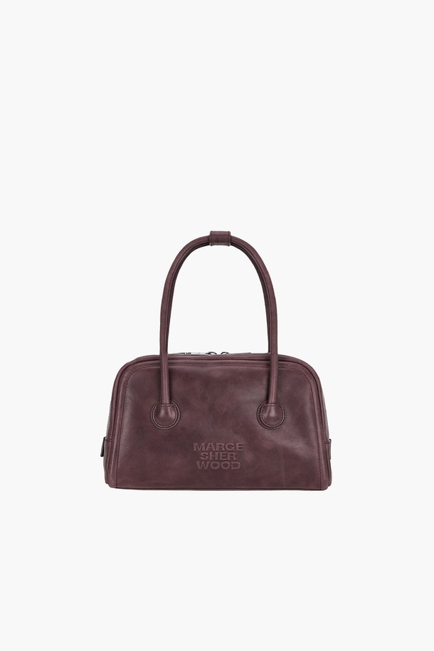 SOFT TOTE(소프트 토트)_와인 풀업은 부드러운 소가죽 소재의 미디엄 사이즈 토트백입니다. 자연스러운 빈티지 외관의 베지터블 태닝 풀업 레더와 오일 처리된 표면이 특징이며, 로고 엠보싱과 지퍼 풀러 디자인으로 포인트를 더했습니다. 내부에는 지퍼 포켓과 슬립 포켓이 있어 수납력을 높였으며, 사각 형태에 고정형 핸들과 통합된 핸들 스트랩 디자인으로 편안한 착용감을 제공합니다. 더스트백이 포함되어 있으며, 로고 프린트 라이닝과 지퍼형 잠금 방식으로 마감되었습니다. 오피스룩, 비즈니스 캐주얼, 모임룩 등 다양한 TPO에 클래식, 미니멀, 시크한 스타일을 연출하기 좋습니다.
