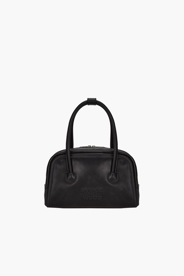 SOFT TOTE(소프트 토트) 블랙 풀업은 부드러운 소가죽 소재의 미디엄 사이즈 토트백입니다. 풀업 레더 소재 특유의 자연스러운 빈티지 효과가 멋스러움을 더하며, 엠보싱 디테일과 사각 쉐입이 세련된 디자인을 완성합니다. 내부 지퍼 포켓과 넉넉한 수납공간은 실용성을 높였으며, 베지터블 태닝 처리된 가죽은 사용할수록 자연스러운 에이징을 경험하게 합니다. 오피스룩, 출근룩, 모임룩 등 다양한 TPO에 클래식, 미니멀, 시크한 스타일을 연출할 수 있는 아이템입니다. 더스트백이 함께 제공됩니다.
