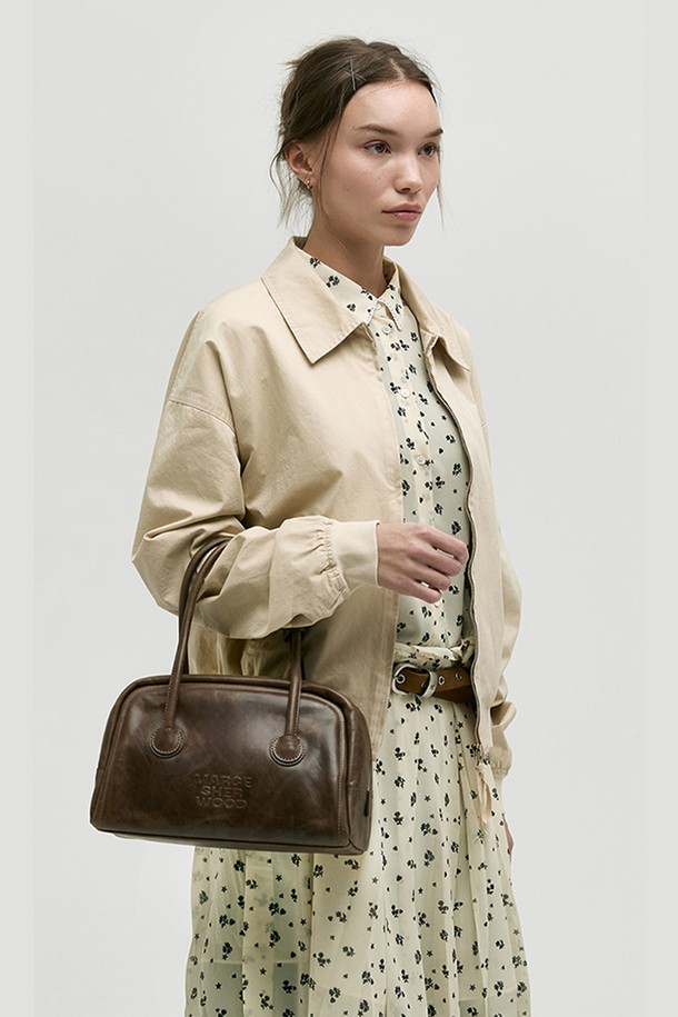 소프트 토트_워시드 브라운 풀업(SOFT TOTE_washed brown pull-up)은 부드러운 소가죽 소재의 미디엄 사이즈 토트백입니다. 브라운 컬러의 무지 디자인에 엠보싱 로고와 지퍼 포켓 디테일이 돋보이며, 클래식과 캐주얼 스타일을 모두 아우릅니다. 내부에 지퍼 포켓과 슬립 포켓이 있어 수납력을 높였으며, 빈티지한 워싱 처리로 은은한 멋을 더했습니다. 베지터블 태닝 풀업 레더를 사용하여 자연스러운 가죽의 결을 살린, 출근룩과 오피스룩에 잘 어울리는 데일리 백입니다. 더스트백과 브랜드 라이닝으로 고급스러움을 더했습니다.
