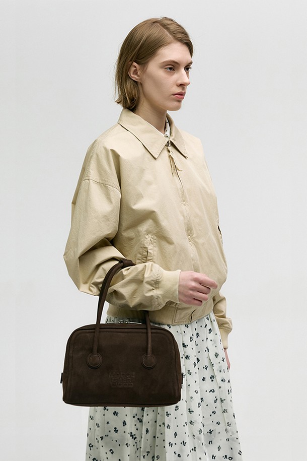 소프트 토트_허쉬 누벅(SOFT TOTE_hush nubuck)은 부드러운 소가죽 소재의 미디엄 사이즈 토트백입니다. Hush Nubuck 컬러의 사각 디자인으로, 로고 엠보싱 장식이 돋보이며 클래식, 미니멀, 시크 스타일을 연출합니다. 내부에는 지퍼 포켓 1개와 슬립 포켓 1개, 로고 프린트 라이닝이 있으며, 지퍼형 잠금 방식으로 소지품을 안전하게 보관할 수 있습니다. 부드러운 누벅 가죽 특성상 자연스러운 결, 주름, 얼룩이 있을 수 있으며, 더스트백이 함께 제공됩니다. 수분, 화학물질, 오일, 화장품 접촉에 주의하여 사용하고, 무거운 물건 수납 시 변형 가능성, 모서리 및 손잡이 부분의 마모에 유의해야 합니다. 오피스룩, 모임룩, 쇼핑룩 등 TPO에 맞춰 폭넓게 활용할 수 있습니다.
