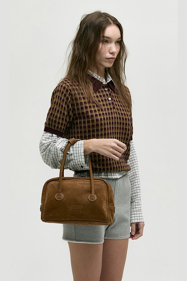 소프트 토트_체스트넛 누벅 (SOFT TOTE_chestnut nubuck)은 여성용 미디엄 사이즈 토트백입니다. 부드러운 누벅 가죽 소재에 체스트넛 컬러, 무지 패턴으로 클래식, 미니멀, 시크한 스타일을 연출합니다. 내부에는 지퍼 포켓과 슬립 포켓이 있어 수납력을 높였으며, 로고 엠보싱과 지퍼풀, 로고 프린트 안감이 디자인 특징입니다. 핸들 스트랩 일체형에 고정형 핸들, 사각 형태의 디자인을 갖췄으며, 더스트백이 함께 제공됩니다. 수분, 화학물질, 화장품, 과적에 주의하여 관리해야 합니다. 오피스룩, 비즈니스 캐주얼, 모임룩에 적합합니다.
