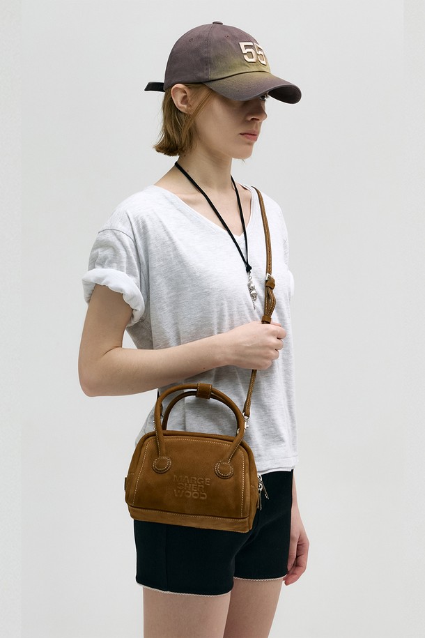 SOFT TOTE MINI (소프트 토트 미니) 체스트넛 누벅은 부드러운 누벅 가죽 소재의 미니 토트백입니다. 엠보싱 로고와, 지퍼 풀러 디테일이 돋보이는 디자인으로, 숄더 스트랩과 내부 포켓이 있어 실용성을 더했습니다. 사각 형태에, 클래식하고 미니멀한 스타일로 데이트룩, 쇼핑룩 등 다양한 스타일에 매치하기 좋습니다. 가볍고 사계절 내내 활용 가능한 데일리백이며, 더스트백이 함께 제공됩니다. 수분과 열에 약하며, 염색 후가공으로 인해 이염될 수 있으니 주의하여 사용하십시오.
