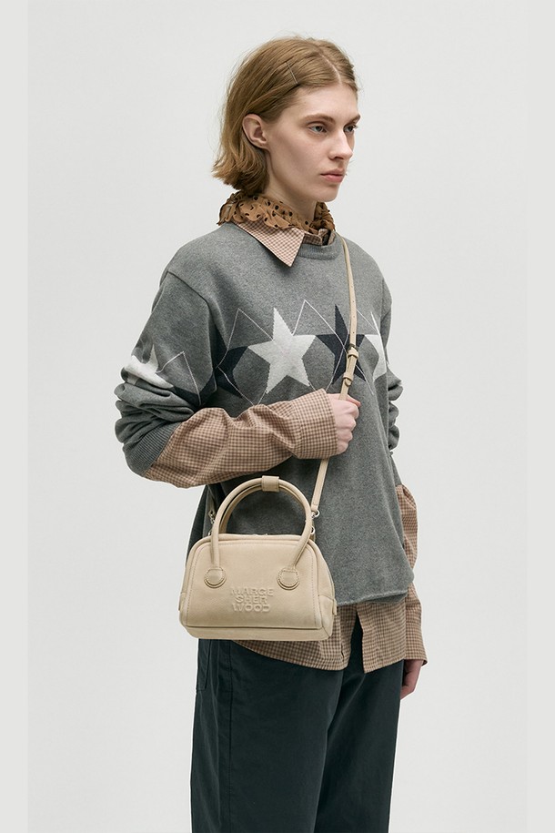 소프트 토트 미니_누드 누벅은 부드러운 소가죽 누벅 소재의 미니 토트백입니다. 여성용 가방으로, 누드 컬러에 무지 패턴으로 디자인되어 클래식, 미니멀, 시크 스타일을 연출합니다. 탈부착 가능한 스트랩과 지퍼 잠금 방식, 로고 엠보싱 장식이 특징이며, 경량 디자인으로 편안하게 사용할 수 있습니다. 데이트룩, 쇼핑룩, 모임룩 등 다양한 TPO에 어울리며, 내부 슬립 포켓과 더스트백이 포함되어 있습니다. 자연스러운 가죽 특성(스크래치, 주름 등)을 포함하며, 모든 계절에 사용할 수 있습니다.
