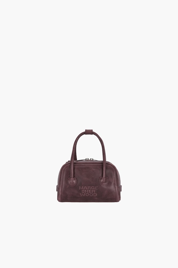 SOFT TOTE MINI (소프트 토트 미니) 와인 풀업은 베지터블 태닝 풀업 레더 소재를 사용하여 빈티지한 멋을 살린 여성 토트백입니다. 미니멀하고 시크한 스타일로 데이트룩, 오피스룩, 모임룩 등 다양한 TPO에 활용하기 좋습니다. 가방 전면에 로고 엠보싱 디테일과 지퍼 풀러 장식이 돋보이며, 내부에는 슬립 포켓이 있어 실용성을 더했습니다. 사각 쉐입에 지퍼형 잠금 방식으로 내용물을 안전하게 보관할 수 있으며, 로고 프린트 안감과 더스트백을 포함하여 소장 가치를 높였습니다.
