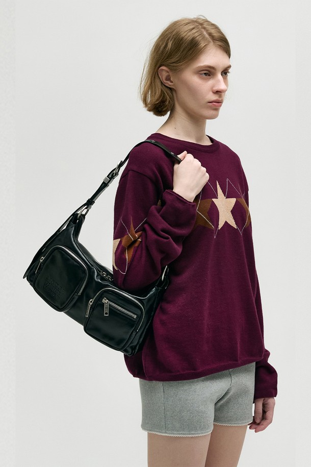 OUTPOCKET HOBO (아웃포켓 호보) 백은 세련된 여성의 일상과 특별한 날을 위한 필수 아이템입니다. 광택이 도는 블랙 소가죽 소재의 미디엄 사이즈 호보백으로, 시크하고 미니멀한 스타일을 연출합니다. 반원 형태에 지퍼, 버클, 로고 장식이 더해져 고급스러움을 더하며, 숄더백 또는 크로스백으로 활용 가능합니다. 내부에는 지퍼 포켓 1개와 슬립 포켓 1개, 외부에는 2개의 지퍼 포켓이 있어 넉넉한 수납 공간을 제공하며, 조절 가능한 스트랩으로 편안하게 착용할 수 있습니다. 출근룩, 모임룩 등 다양한 TPO에 어울리는 실용적인 아이템으로, 더스트백이 포함되어 있습니다.
