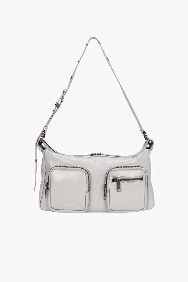 아웃포켓 호보(light grey glossy plain)는 부드러운 소가죽 소재에 라이트 그레이 컬러가 돋보이는 여성용 호보백입니다. 미디엄 사이즈의 사각형 쉐입으로, 메달 버클, 아일렛, 엠보스 로고, 로고 각인 등의 섬세한 디자인 디테일이 특징입니다. 글로시한 광택이 고급스러운 분위기를 더하며, 스트랩 일체형으로 편안하게 착용할 수 있습니다. 내부에는 지퍼 포켓이 있어 수납력을 높였으며, 더스트백이 함께 제공됩니다. 데이트룩, 쇼핑룩, 오피스룩 등 다양한 TPO에 클래식, 미니멀, 시크한 스타일을 연출하기 좋습니다.
