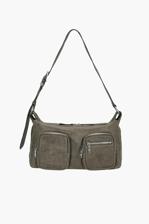 아웃포켓 호보 에토프 풀업은 부드러운 소가죽 소재의 미디엄 사이즈 호보백입니다. 에토프 풀업 컬러의 무지 디자인으로, 지퍼 포켓, 메달 버클, 아일렛, 로고 엠보싱, 로고 지퍼풀 등의 세련된 디자인 디테일을 더했습니다. 조절 가능한 스트랩, 내부 지퍼 포켓, 내부 슬립 포켓으로 실용성을 높였으며, 지퍼형 잠금 방식으로 내용물을 안전하게 보호합니다. 더스트백이 포함되어 있으며, 빈티지 스타일 금속 하드웨어와 로고 프린트 안감, 자연스러운 패티나 형성이 돋보입니다. 데이트룩, 쇼핑룩, 모임룩 등 다양한 TPO에 클래식, 미니멀, 시크 스타일을 연출하기 좋습니다.
