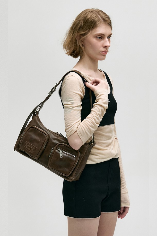 아웃포켓 호보_워시드 브라운 풀업은 부드러운 소가죽 소재의 미디엄 사이즈 호보백입니다. 브라운 컬러에 지퍼, 버클, 아일렛, 엠보싱, 로고 장식이 더해져 클래식, 미니멀, 캐주얼 스타일을 연출하기 좋습니다. 반원 형태에 지퍼형 잠금 방식으로 디자인되었으며, 조절 가능한 스트랩과 넉넉한 수납공간을 제공합니다. 더스트백과 빈티지 스타일 메탈 장식이 포함되어 있으며, 내부에는 지퍼 포켓 1개와 슬립 포켓 1개가 있어 실용적입니다. 데이트룩, 쇼핑룩 등 일상에서 활용하기 좋은 아이템입니다.
