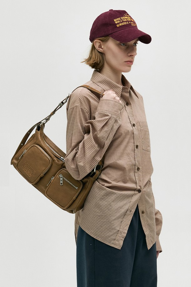 아웃포켓 호보 (vintage camel washed nappa)는 부드러운 텍스처와 빈티지한 표면감이 돋보이는 여성용 호보백입니다. 미디엄 사이즈의 이 가방은 양가죽 소재로 제작되었으며, 무지 패턴에 지퍼, 메달 버클, 로고 각인, 아일렛, 엠보스 로고 등의 세련된 디자인 디테일이 더해졌습니다. 길이 조절이 가능하며, 슬라우치 형태로 편안한 착용감을 선사합니다. 내부에는 지퍼 포켓 1개와 슬립 포켓 1개가 있어 수납력을 높였으며, 데이트룩, 쇼핑룩 등 캐주얼, 클래식, 미니멀 스타일을 연출하기 좋습니다.
