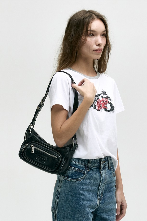 아웃포켓 호보 미니_블랙 글로시 플레인(OUTPOCKET HOBO MINI_black glossy plain)은 부드러운 소가죽 소재의 미니 호보백입니다. 블랙 컬러에 반원 형태, 슬라우치 디자인으로 시크하고 미니멀한 스타일을 연출합니다. 글로시한 광택과 빈티지 도금 처리된 버클, 아일렛, 로고, 지퍼 디테일이 특징이며, 스트랩 일체형으로 길이를 조절할 수 있습니다. 내부에는 지퍼 포켓 1개와 슬립 포켓 1개가 있어 수납력을 높였으며, 데이트룩, 쇼핑룩, 모임룩에 포인트 아이템으로 활용하기 좋습니다.
