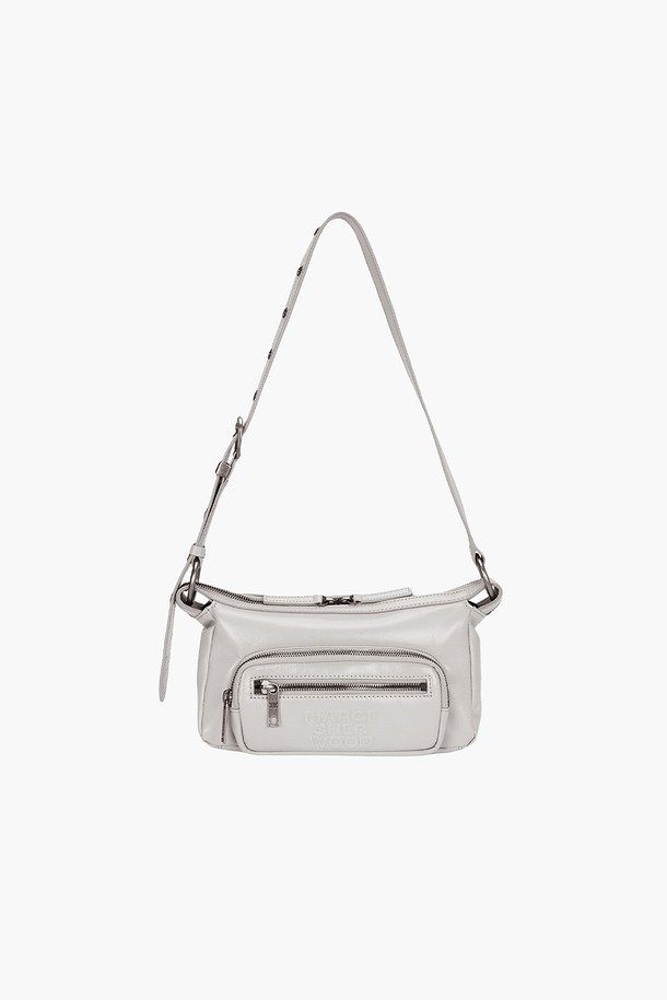 아웃포켓 호보 미니_라이트 그레이 광택 무지 가방은 여성분들을 위한 미니 사이즈 호보백입니다. 라이트 그레이 컬러의 소가죽 소재로 제작되었으며, 광택 마감으로 고급스러움을 더했습니다. 버클, 아일렛, 로고 디자인 장식이 돋보이며, 조절 가능한 스트랩과 지퍼 포켓으로 실용성을 높였습니다. 지퍼형 잠금 방식으로 내부에는 지퍼 포켓 1개와 슬립 포켓 1개가 있으며, 더스트백이 포함되어 있습니다. 데이트룩, 쇼핑룩, 카페룩 등 다양한 TPO에 클래식, 미니멀, 시크한 스타일을 연출할 수 있습니다.
