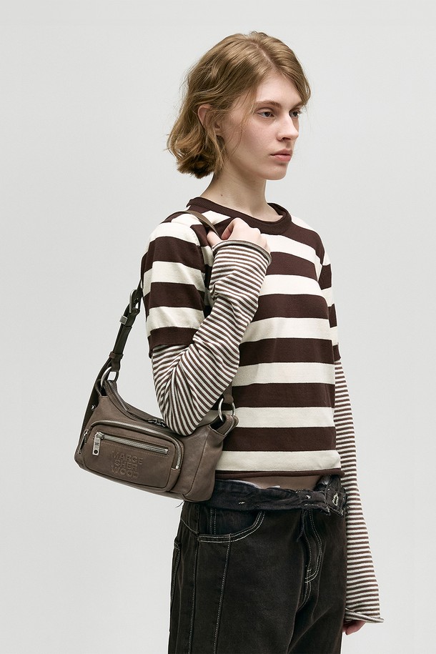 OUTPOCKET HOBO MINI_워시드 브라운 풀업 호보백은 부드러운 소가죽 소재로 제작되어 자연스러운 가죽 결이 돋보이는 미니 호보백입니다. 브라운 컬러에 빈티지한 워싱 기법이 더해져 클래식하면서도 캐주얼한 스타일을 연출합니다. 가방 내부에는 지퍼 포켓과 슬립 포켓이 있어 수납력을 높였으며, 조절 가능한 스트랩으로 숄더백 또는 크로스백으로 활용 가능합니다. 데이트룩, 쇼핑룩 등 다양한 TPO에 매치하기 좋으며, 자연스러운 주름과 마모가 멋스러운 매력을 더합니다. 더스트백이 포함되어 있어 보관이 용이합니다.
