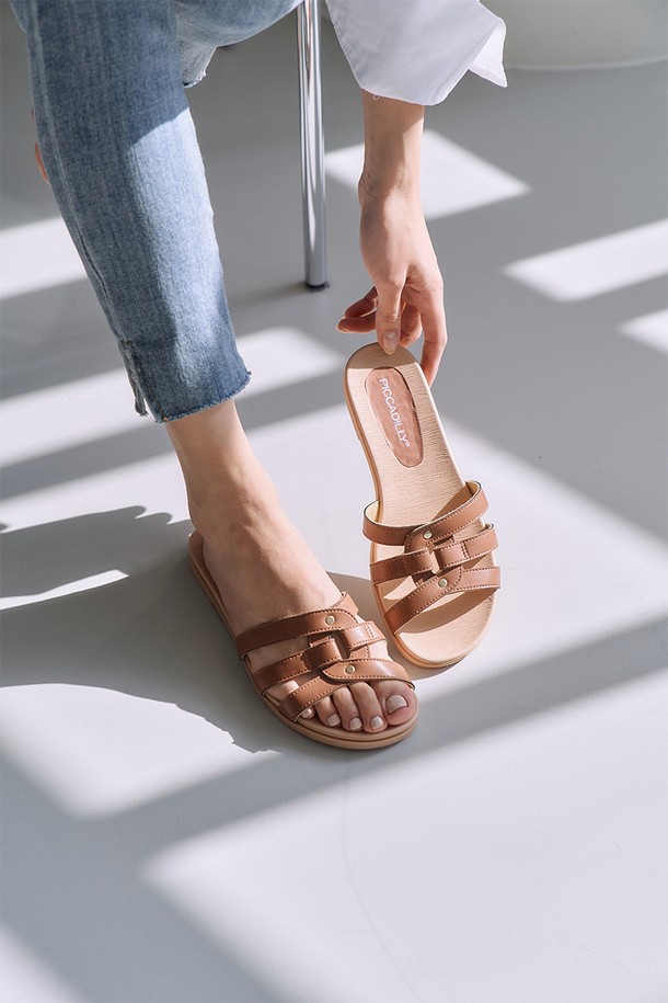 **418054 슬리퍼_테라코타(1.5cm)**

부드러운 마이크로파이버와 폴리에스터 소재로 제작되어 편안한 착용감을 선사하는 여성 슬리퍼입니다. 오픈토 디자인과 피시맨 스타일 탑라인, 무지 패턴으로 미니멀, 캐주얼, 리조트 룩에 잘 어울립니다. 굽 높이는 1.5cm 로우힐이며, 봄, 여름 계절에 적합합니다. 초경량 설계(100g대), 유연한 밑창, 쿠셔닝 구조로 편안함을 더했으며, SATRA 국제 품질 기준을 준수하여 안심하고 오랫동안 착용할 수 있습니다. 일상, 업무용, 휴가룩, 집콕룩 등 다양한 TPO에 활용 가능하며, 경량, 통기, 신축성 기능을 갖춘 슬리퍼입니다.
