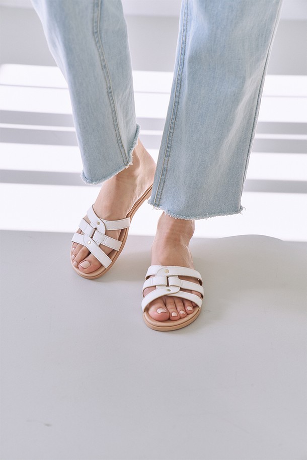 **418054 슬리퍼_화이트(1.5cm)**

가볍고 편안한 착용감의 여성 슬리퍼입니다. 화이트, 누드, 테라코타 세 가지 색상으로 출시되었으며, 오픈토 디자인에 1.5cm 로우힐 굽으로 제작되었습니다. 마이크로파이버와 폴리에스터 소재를 사용하여 부드러운 착용감을 제공하며, 폴리에스터 안감으로 마감했습니다. 무지 패턴에 오픈형 디자인으로 미니멀, 캐주얼, 리조트 스타일 연출에 적합합니다. SATRA 국제 규격 인증을 받았으며, 초경량, 미끄럼 방지, 쿠션 기능이 있어 동네 마실룩, 휴가룩, 집콕룩 등 다양한 TPO에 활용하기 좋습니다.
