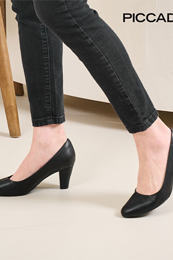 [PICCADILLY] 피카딜리 700056-1_ 블랙 펌프스는 6.5cm 청키힐과 라운드토 디자인으로, 봄, 여름, 가을 시즌에 데일리로 착용하기 좋은 여성 신발입니다. 블랙 색상의 합성가죽 소재로 제작되었으며, 베이직한 디자인과 편안한 착화감을 제공합니다. 슬립온 스타일로 신고 벗기 용이하며, 일반 발볼에 적합합니다.
