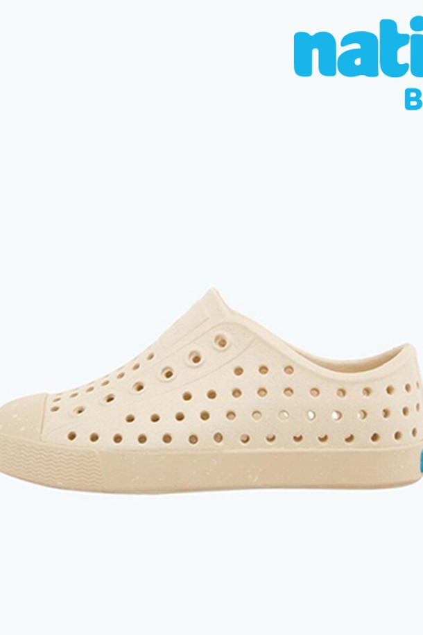 제퍼슨 블룸 빅키즈_소이베이지는 사계절용 키즈 슬립온 유아동신발입니다. 부드러운 소이베이지 컬러의 무지 디자인으로, 캐주얼, 미니멀, 스포티 스타일을 연출하기 좋습니다. 일체형 3D 몰드로 제작되어 방수 기능과 세척이 용이하며, 150개의 공기 구멍으로 통기성을 높였습니다. EVA 소재로 제작되어 경량성과 충격 흡수 기능까지 갖춰, 아이들의 동네 마실룩, 산책룩, 여행룩에 적합합니다.
