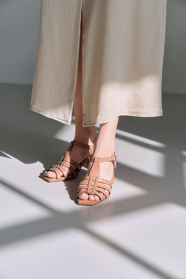 6.5cm 미들힐의 626024-1 샌들_테라코타는 여성용으로, 봄, 여름 시즌에 일상, 장시간 착용, 장거리 보행에 적합합니다. 블랙, 누드, 테라코타 색상으로 제공되며, 마이크로레더, 폴리에스터, 재피 소재와 실크터치 라이닝 안감을 사용하여 부드러운 착화감을 제공합니다. 피셔맨 앞코 모양에 스트랩으로 여미는 디자인이며, 초경량(200g대), 형상기억 소재, 스크래치 내구성, 가죽의 1/3 무게, 유연성 등의 특징과 SATRA 국제 규격 인증을 받은 제품입니다.
