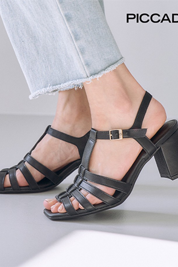 **626024-1 샌들_블랙 (6.5cm)**

세련된 여성 샌들로, 봄, 여름 시즌 데일리룩을 책임집니다. 부드러운 마이크로 레더, 폴리에스테르, 고무 소재로 제작되었으며, 6.5cm 청키힐이 안정적인 착용감을 선사합니다. 오픈 토 디자인에 스트랩 디테일이 더해져 미니멀, 클래식, 캐주얼 스타일 모두 소화 가능합니다. 쿠션감과 유연한 움직임, 미끄럼 방지 기능으로 편안함과 스타일을 동시에 잡았습니다. 데이트룩, 카페룩, 쇼핑룩 등 다양한 TPO에 활용해보세요.
