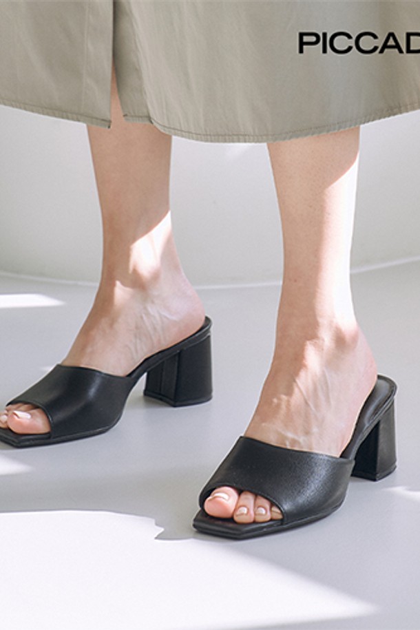 626025-1 샌들 뮬_블랙(6.5cm)은 여성용 샌들 뮬입니다. 블랙과 누드 두 가지 컬러로 제공되며, 오픈토 디자인에 6.5cm 청키힐로 제작되어 일상, 장시간 착용, 그리고 장거리 보행에도 적합합니다. 마이크로레더, 폴리에스터, 재피 소재를 사용하여 내구성이 뛰어나며, 실크터치 라이닝으로 부드러운 착화감을 선사합니다. 초경량(200g대)에 스크래치 내구성, 형상기억 소재, 변형 및 구김 방지 기능과 SATRA 품질인증으로 완성도를 높였습니다. 미니멀, 클래식, 리조트 스타일의 여행룩과 휴가룩에 매치하기 좋습니다.
