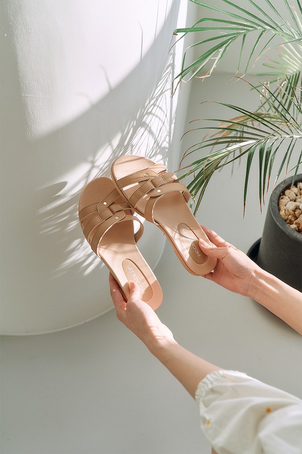 여성용 418054 슬리퍼는 누드 컬러의 피셔맨 앞코 디자인으로, 1.5cm의 로우힐과 실크터치 라이닝으로 편안한 착용감을 제공합니다. 초경량 설계(100g대)와 유연한 구조, 미끄럼 방지 기능이 적용되었으며, 마이크로레더와 폴리에스터 소재로 제작되어 일상 및 실내외 활동에 적합합니다. 봄, 여름 시즌에 어울리는 이 슬리퍼는 영국 SATRA 국제규격을 준수하고 항공 승무원들이 선호하는 제품입니다.
