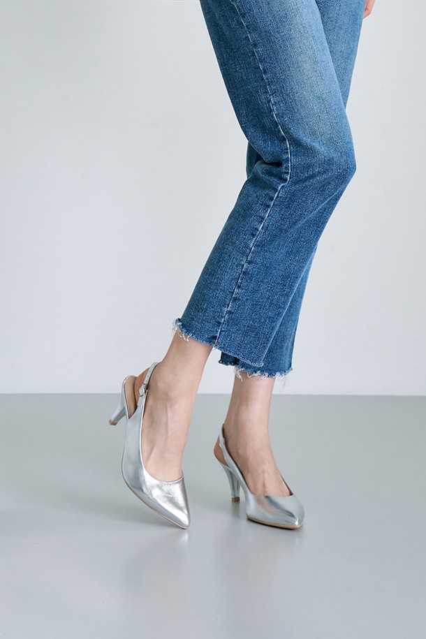 [PICCADILLY] 피카딜리 745045-1A 슬링백 힐은 여성스러운 실루엣을 완성하는 슬링백 힐입니다. 세련된 실버 컬러에 7cm 스틸레토 힐이 더해져, 오피스룩, 출근룩, 데이트룩 등 다양한 TPO에 어울립니다. 비건가죽과 마이크로레더 소재로 제작되어 부드러운 착용감을 선사하며, 포인티드 토우 디자인으로 시크한 스타일을 연출합니다. 실크터치 재생소재 안감, 메모리폼 쿠션, 통기성, 스크래치 방지, 360도 컴포트 기술, 공기 순환 기능으로 편안함까지 놓치지 않았습니다. 클래식, 미니멀, 시크 스타일을 즐겨 입는 분들께 추천합니다.
