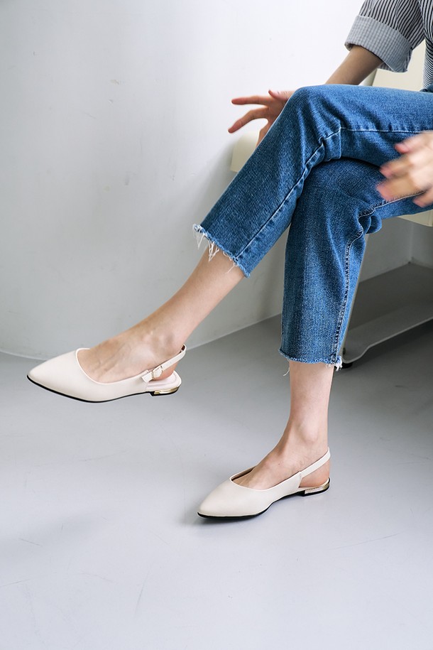 274046-24 슬링백_오프화이트(1.5cm)는 여성용 슬링백으로, 봄, 여름에 착용하기 좋습니다. 오프화이트, 블랙, 뉴로즈, 실버, 에나멜베이지 등 다양한 컬러로 출시되었으며, 라운드 앞코에 1.5cm 로우힐 굽을 적용하여 편안함을 더했습니다. 마이크로레더와 비건소재를 사용하여 제작되었으며, 360도 컴포트 기술, 메모리폼 쿠션, 에어홀, 미끄럼방지 아웃솔, 가벼운 무게감, 스크래치 내구성을 갖춰 일상 및 업무용으로 적합합니다. 실크터치 라이닝과 오픈 탑라인 디자인이 특징이며, 미니멀, 클래식, 시크 스타일의 오피스룩, 출근룩, 데이트룩에 잘 어울립니다.
