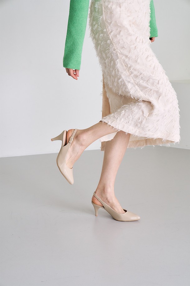 745045-1A 슬링백힐은 베이지 페이턴트 색상의 비건 가죽 소재로 제작되었으며, 7cm 스틸레토힐로 세련된 무드를 연출합니다. 포인티드 토 디자인과 실크 터치 안감, 메모리폼 쿠셔닝으로 뛰어난 착화감을 선사하며, 360도 컴포트 기술과 공기 순환 시스템으로 통기성과 내구성을 높였습니다. 일상, 오피스, 포멀룩에 모두 잘 어울리는 슬링백 디자인으로 봄, 여름 시즌에 스타일리시하게 착용할 수 있습니다.
