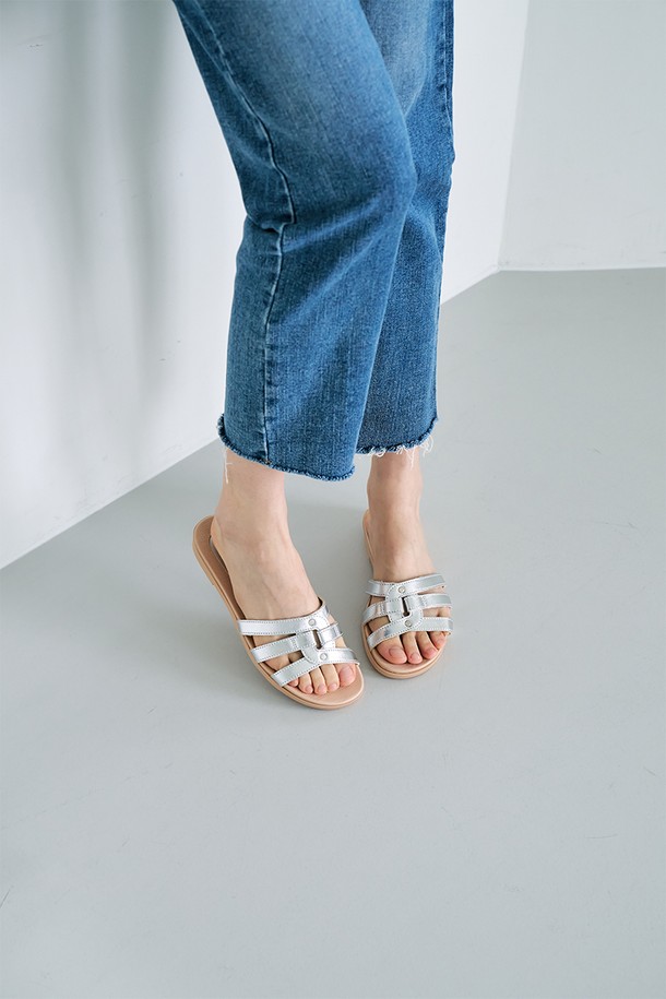 418054-A 슬리퍼_실버(1.5cm)는 여성용 슬리퍼로, 오픈토 디자인에 실버, 오프화이트, 누드 3가지 색상으로 출시되었습니다. 봄, 여름 계절에 어울리는 이 슬리퍼는 일상 및 업무용으로 활용 가능하며, 마이크로 레더와 폴리에스터를 주요 소재로 사용했습니다. 1.5cm 플랫 굽에 밴드 여밈, 오픈형 탑라인으로 편안함을 더했으며, 실크터치 라이닝과 메모리폼 인솔, 통기성, 경량 소재, 신축성, 내구성, 형상기억소재, 360도 컴포트 기술을 더하여 착용감을 높였습니다. 미니멀, 캐주얼, 리조트 스타일의 동네 마실룩, 휴가룩을 연출해보세요.
