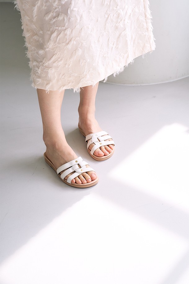 418054-A 슬리퍼_화이트(1.5cm)는 부드러운 마이크로파이버 소재의 여성 슬리퍼입니다. 오픈 토 디자인에 1.5cm 플랫 굽으로 편안한 착용감을 제공하며, 무지 패턴의 화이트 컬러로 다양한 스타일에 매치하기 좋습니다. 신축성 있는 밴드와 미끄럼 방지 디자인이 더해져 일상, 휴가, 여행 등 TPO에 맞춰 활용 가능하며, 미니멀, 캐주얼, 리조트 스타일 연출에 적합합니다. 안감 또한 마이크로파이버 소재로 제작되어 부드러운 착용감을 선사하며, 장시간 착용에도 무리가 없는, 전문가용으로 설계된 유연한 구조의 슬리퍼입니다. 스트랩 탑라인과 오픈형 디자인으로 편안함과 스타일을 동시에 잡았습니다.
