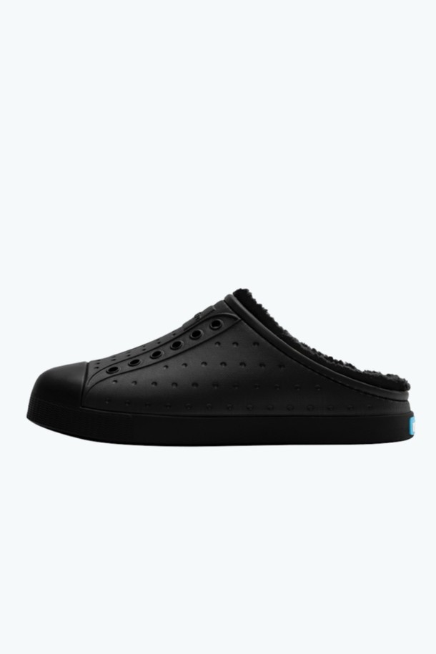 [NATIVE] 네이티브 제퍼슨 코지_블랙은 부드러운 플리스 안감과 EVA, 플리스 소재로 제작되어 가을, 겨울철 따뜻하게 신을 수 있는 클로그형 슬리퍼입니다. 라운드 앞코 디자인에 오픈형으로 편안하게 착용 가능하며, 무지 패턴으로 어떤 룩에도 잘 어울립니다. 발을 포근하게 감싸는 메모리폼 인솔과 쿠셔닝, 충격 흡수 기능으로 편안한 착용감을 제공합니다. 일상생활은 물론 집콕룩, 동네 마실룩, 겨울 데일리룩 등 다양한 TPO에 캐주얼, 미니멀, 클래식 스타일로 연출하기 좋습니다. 남녀노소 누구나 편안하게 신을 수 있는 블랙 컬러의 경량 슬리퍼입니다.
