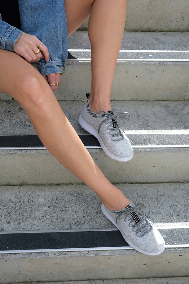 **[EMU] 이뮤 하이델베르크_그레이**는 사계절 여성 운동화로, 일상에서 편안하게 착용하기 좋습니다. 부드러운 메리노 울 소재와 통기성이 뛰어난 면 안감, 메모리폼 인솔로 편안한 착용감을 선사합니다. 발등을 덮는 앵클 탑라인과 끈으로 조절하는 라운드 앞코 디자인이 특징이며, 그레이 컬러와 골지 패턴으로 캐주얼, 미니멀, 클래식 스타일 모두 소화 가능합니다. 흡습, 통기, 향균, 경량 기능은 물론 세탁까지 가능하여 실용적입니다. 동네 마실룩, 산책룩, 여행룩에 매치하여 편안하고 스타일리시한 연출을 완성해보세요.
