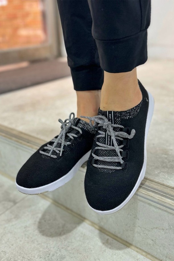 [EMU] 이뮤 하이델베르크_블랙 여성 운동화는 일상, 워킹 용도로 제작되었으며, 사계절 모두 착용 가능한 실용적인 아이템입니다. 라운드 앞코 디자인에 블랙 컬러의 무지 패턴으로 어떤 스타일에도 잘 어울립니다. 울, 고무 소재를 사용하여 편안함과 내구성을 높였으며, 플랫 굽으로 안정적인 착화감을 제공합니다. 메모리폼 안감, 경량 설계, 통기성, 항균 기능, 탈부착 가능한 인솔, 이중 쿠션 시스템, 야광 로고 풀탭, 미끄럼 방지 아웃솔 등 다양한 기능이 더해져 활동적인 여성에게 적합합니다. 캐주얼, 미니멀, 스포티 스타일의 동네 마실룩, 산책룩, 여행룩에 스타일리시하게 매치해보세요.
