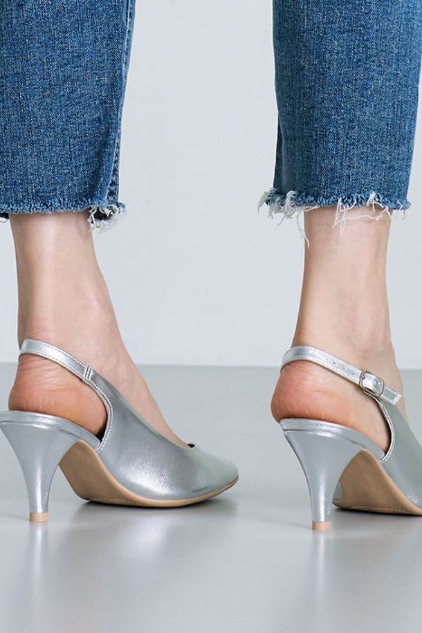 [PICCADILLY] 피카딜리 745045-1A 슬링백 힐은 여성스러운 실루엣을 완성하는 슬링백 힐입니다. 세련된 실버 컬러에 7cm 스틸레토 힐이 더해져, 오피스룩, 출근룩, 데이트룩 등 다양한 TPO에 어울립니다. 비건가죽과 마이크로레더 소재로 제작되어 부드러운 착용감을 선사하며, 포인티드 토우 디자인으로 시크한 스타일을 연출합니다. 실크터치 재생소재 안감, 메모리폼 쿠션, 통기성, 스크래치 방지, 360도 컴포트 기술, 공기 순환 기능으로 편안함까지 놓치지 않았습니다. 클래식, 미니멀, 시크 스타일을 즐겨 입는 분들께 추천합니다.
