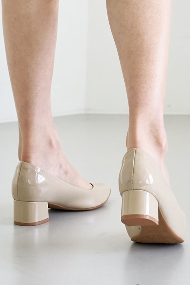 [PICCADILLY] 피카딜리 739026-1A 펌프스는 베이지 페이턴트 색상의 여성용 펌스로, 4.5cm의 미들힐과 라운드토 디자인이 특징입니다. 마이크로레더와 비건 가죽 소재로 제작되었으며, 메모리폼 쿠셔닝, 통기성, 내구성, 경량, 형상기억, 미끄럼방지 기능이 적용되어 편안한 착화감을 제공합니다. 사계절 내내 비즈니스, 업무용, 일상용으로 활용하기 좋으며, 실크 터치 안감과 슬립온 스타일로 제작되었습니다.
