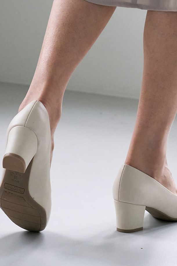 [PICCADILLY] 피카딜리 110072-1A 펌프스_오프화이트(5.5cm)는 부드러운 비건가죽과 마이크로 레더 소재로 제작된 여성용 펌프스입니다. 라운드 토 디자인에 5.5cm 미들힐로 제작되어, 비즈니스 및 일상생활에서 편안하게 착용할 수 있습니다. 오프화이트, 블랙, 누드 컬러로 출시되었으며, 실크터치 재생소재 안감과 메모리폼 인솔, 360도 컴포트 기술을 통해 편안한 착용감을 제공합니다. 슬립온 스타일로 신고 벗기 간편하며, 무지 디자인으로 클래식, 미니멀, 시크한 스타일을 연출하기 좋습니다. 통기성, 경량성, 미끄럼 방지, 내구성까지 갖춰 오피스룩, 비즈니스 캐주얼, 출근룩에 적합한 아이템입니다.
