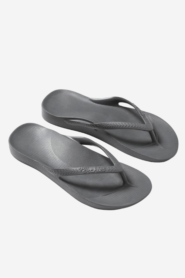 [ARCHIES] 아치스_차콜은 남녀 공용으로, 일상 및 운동 후 회복을 위해 설계된 아치 서포트 쪼리입니다. 차콜 색상의 무지 디자인으로, 봄, 여름 계절에 적합하며, '동네 마실룩', '휴가룩', '산책룩' 등 다양한 TPO에 어울립니다. 특수 몰딩 소재와 일체형 스트랩 디자인, 발 형태에 맞게 몰딩되는 소재는 편안함을 제공하며, 플랫 굽에 일자형 앞코로 디자인되었습니다. 경량, 충격 분산 특수 솔, 아치 서포트 구조는 물론 의료 전문가의 추천까지 더해져 캐주얼, 미니멀, 리조트 스타일을 선호하는 분들께 적합합니다.
