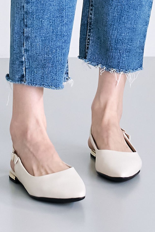 274046-24 슬링백_오프화이트(1.5cm)는 여성용 슬링백으로, 봄, 여름에 착용하기 좋습니다. 오프화이트, 블랙, 뉴로즈, 실버, 에나멜베이지 등 다양한 컬러로 출시되었으며, 라운드 앞코에 1.5cm 로우힐 굽을 적용하여 편안함을 더했습니다. 마이크로레더와 비건소재를 사용하여 제작되었으며, 360도 컴포트 기술, 메모리폼 쿠션, 에어홀, 미끄럼방지 아웃솔, 가벼운 무게감, 스크래치 내구성을 갖춰 일상 및 업무용으로 적합합니다. 실크터치 라이닝과 오픈 탑라인 디자인이 특징이며, 미니멀, 클래식, 시크 스타일의 오피스룩, 출근룩, 데이트룩에 잘 어울립니다.
