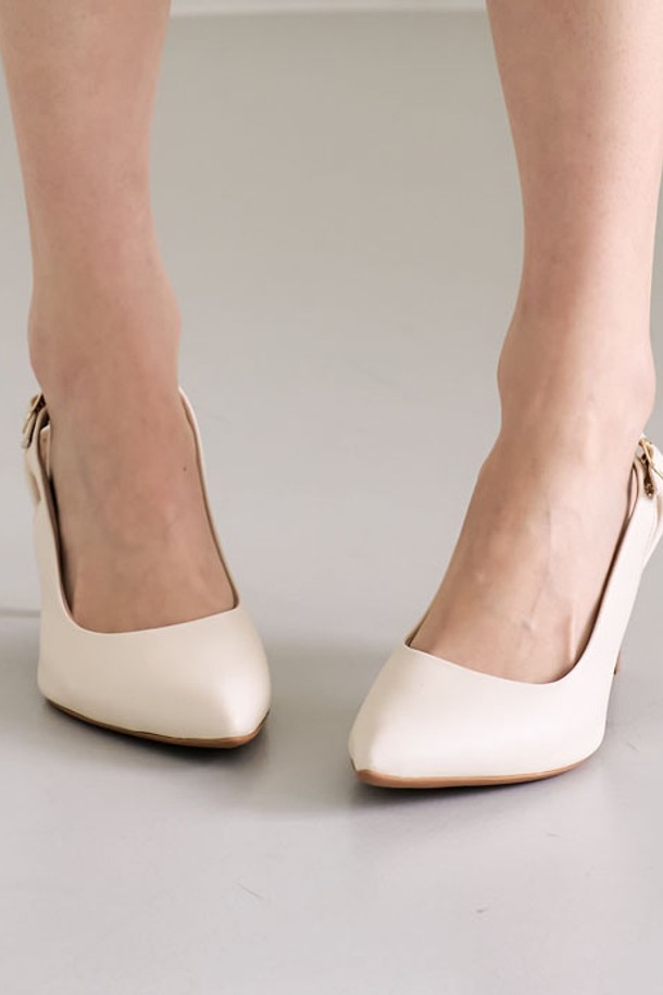 **745045-A 슬링백힐_오프화이트(7cm)**

세련된 무드의 여성 슬링백힐입니다. 오프화이트, 블랙, 뉴로즈, 실버, 에나멜베이지 5가지 다채로운 컬러로 만나보세요. 7cm 미들힐 디자인으로 다리 라인을 아름답게 연출하며, 포인티드 토우(뾰족한 앞코)가 시크한 매력을 더합니다. 가죽, 합성피혁, 스웨이드, 마이크로파이버 등 엄선된 소재로 제작되어 우수한 착화감을 선사합니다. 데이트룩, 오피스룩, 모임룩 등 다양한 TPO에 활용 가능하며, 클래식, 미니멀, 시크한 스타일을 완성해 보세요.
