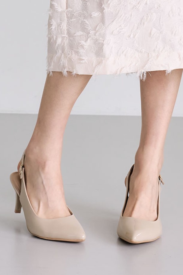 745045-1A 슬링백힐은 베이지 페이턴트 색상의 비건 가죽 소재로 제작되었으며, 7cm 스틸레토힐로 세련된 무드를 연출합니다. 포인티드 토 디자인과 실크 터치 안감, 메모리폼 쿠셔닝으로 뛰어난 착화감을 선사하며, 360도 컴포트 기술과 공기 순환 시스템으로 통기성과 내구성을 높였습니다. 일상, 오피스, 포멀룩에 모두 잘 어울리는 슬링백 디자인으로 봄, 여름 시즌에 스타일리시하게 착용할 수 있습니다.
