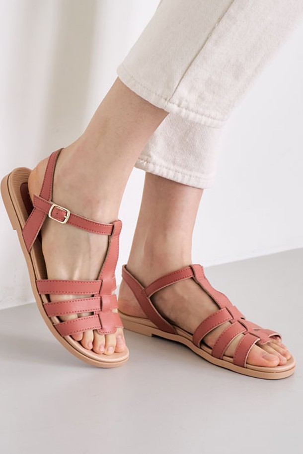 여성용 418069-A 샌들은 피치, 핑크 색상의 합성 가죽 소재로 제작되었으며, 1.5cm의 플랫 굽과 스트랩 디자인이 특징입니다. 데일리로 편안하게 착용하기 좋고, 봄, 여름 시즌에 잘 어울리는 무지 패턴의 오픈토 샌들입니다. 버클로 여미는 방식이며, 발볼은 일반입니다.
