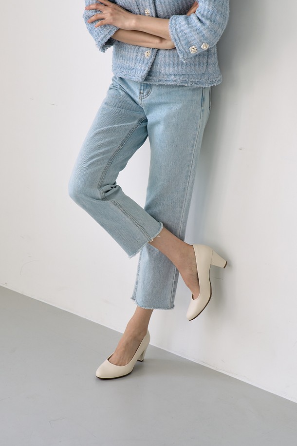 [PICCADILLY] 피카딜리 700056-1 펌프스는 6.5cm 미들힐에 오프화이트 색상의 여성용 펌프스입니다. 비건 가죽 소재에 라운드 앞코 디자인, 실크 터치 안감으로 제작되었으며, 메모리폼 쿠션, 통기성, 미끄럼 방지 기능과 에어 서큘레이션 시스템이 적용되어 장시간 착용에도 편안함을 제공합니다. 사계절 내내 비즈니스 및 업무용으로 활용하기 좋으며, 슬립온 타입으로 신고 벗기 용이합니다.
