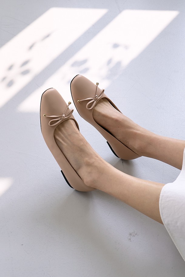 [PICCADILLY] 피카딜리 272014 플랫슈즈_로즈(1.5cm)는 여성용 플랫슈즈입니다. 라운드 토 디자인에 로즈, 블랙, 오프화이트, 베이지, 블루, 그린 등 다양한 색상으로 출시되어 선택의 폭을 넓혔습니다. 비건 가죽과 마이크로레더 소재로 제작되어 부드러운 착용감을 제공하며, 1.5cm 플랫 굽과 실크 터치 안감, 메모리폼 인솔로 편안함을 더했습니다. 일상, 사무용으로 적합하며 미니멀, 클래식, 캐주얼 스타일의 오피스룩, 출근룩에 매치하기 좋습니다. 유연한 밑창, 통기성, 미끄럼 방지 기능은 물론 슬림한 실루엣으로 세련된 스타일을 연출합니다.
