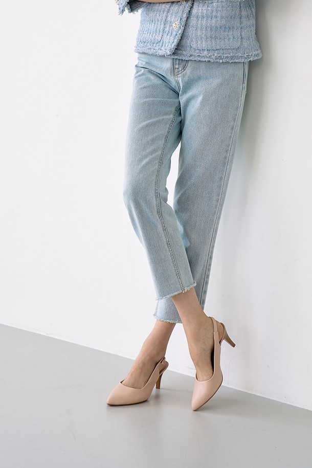 [PICCADILLY] 피카딜리 745045 슬링백힐_로즈2(7cm)는 비건가죽 소재의 여성 슬링백힐입니다. 7cm 미들힐에 포인티드 앞코 디자인으로, 비즈니스 및 포멀한 자리에 적합합니다. 로즈 컬러의 무지 패턴으로 클래식, 미니멀, 시크한 스타일을 연출할 수 있으며, 봄, 여름, 가을 시즌에 착용하기 좋습니다. 메모리폼 쿠션, 통기성, 경량, 스크래치 방지, 변형 방지, 360도 컴포트 기술, 전문 컴포트 기술이 적용되어 편안한 착용감을 제공합니다. 오피스룩, 비즈니스 캐주얼, 모임룩 등 다양한 TPO에 활용할 수 있습니다.
